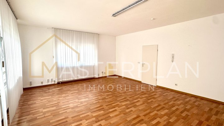 Gewerbefläche in Lisdorf mit Parkplatz