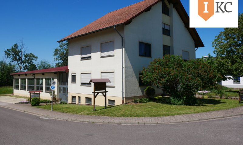 Modernes Wohnhaus mit Schreinerei / Büroräume und Lagerhalle