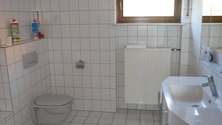 Modernes Wohnhaus mit Schreinerei / Büroräume und Lagerhalle