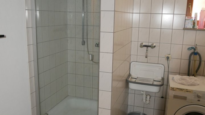 Modernes Wohnhaus mit Schreinerei / Büroräume und Lagerhalle