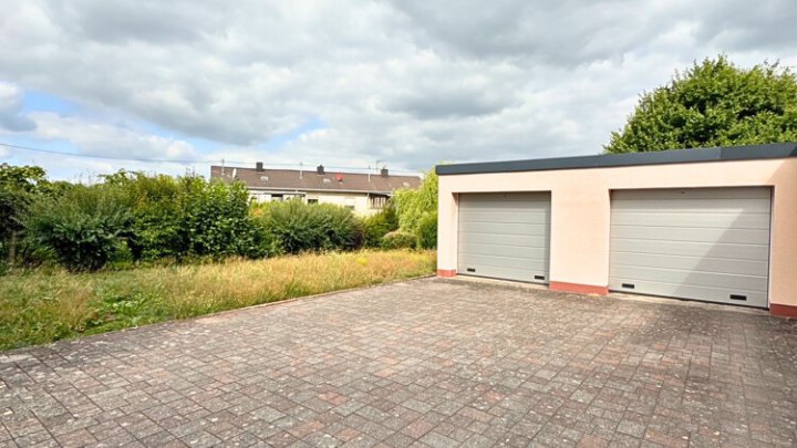 Gepflegtes 3-Familienhaus mit Garagen und Garten auf dem Heidstock
