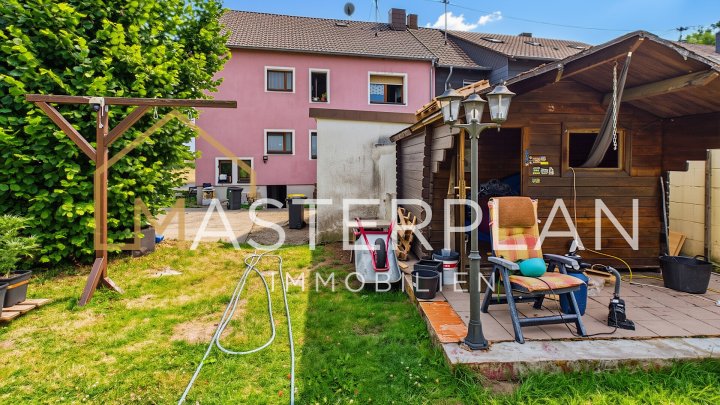 Zweifamilienhaus in Neuforweiler mit Garten und 2 Garagen
