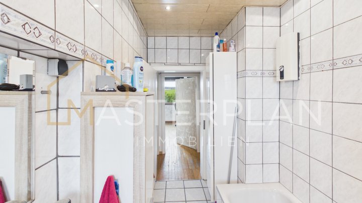 Zweifamilienhaus in Neuforweiler mit Garten und 2 Garagen