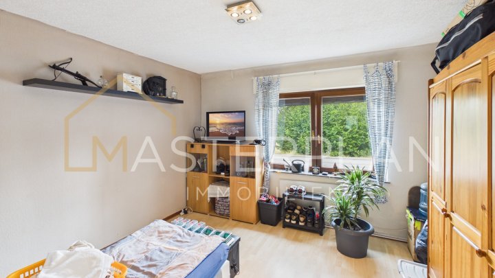 Zweifamilienhaus in Neuforweiler mit Garten und 2 Garagen