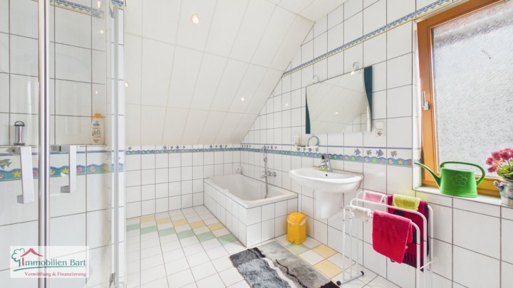 ORSCHOLZ: WOHNHAUS MIT 4 SCHLAFZ., DOPPELGARAGE, GARTEN IN TOP WOHNLAGE!