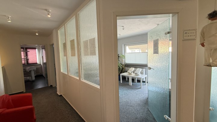 NIEDERAUERBACH - Praxisräume im 1. OG – vielseitig nutzbar, mit Balkon & Stellplätzen