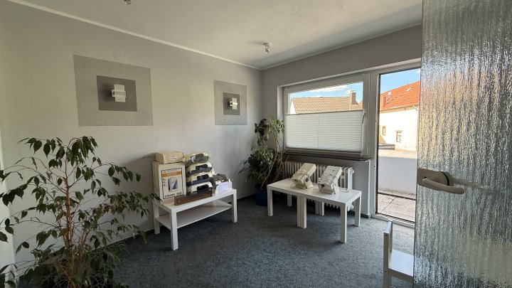 NIEDERAUERBACH - Praxisräume im 1. OG – vielseitig nutzbar, mit Balkon & Stellplätzen