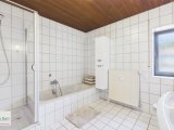 Badezimmer mit Wanne und Dusche
