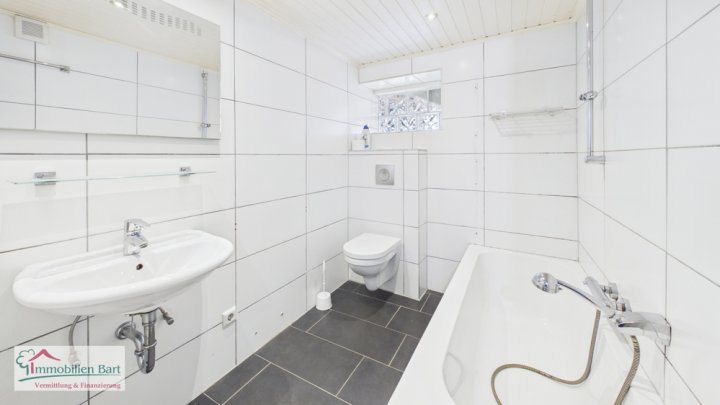 GRENZNÄHE LUXEMBURG: 2 HÄUSER MIT 2 GARAGEN UND TOLLEM GARTEN!