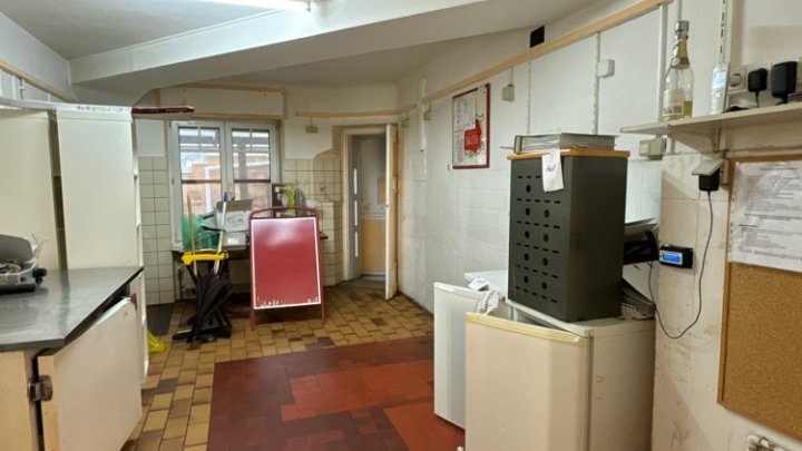 Gastro- / Büro- oder Praxisfläche in zentraler Lage mit Stellplätzen