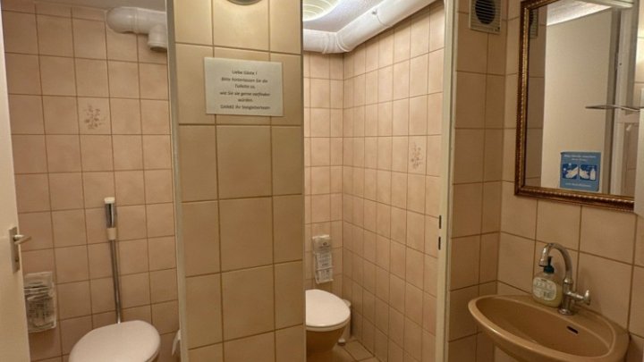 Gastro- / Büro- oder Praxisfläche in zentraler Lage mit Stellplätzen