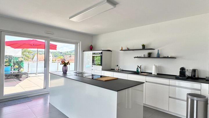 Neuwertiges luxuriöses + energieeffizientes Penthouse mit EBK + 2 TG-Stellplätzen