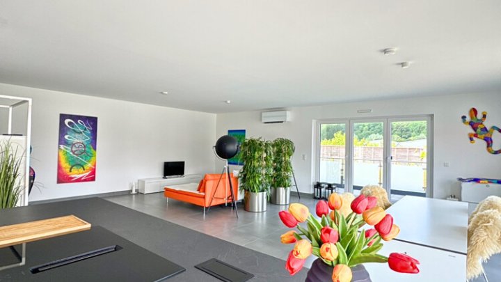 Neuwertiges luxuriöses + energieeffizientes Penthouse mit EBK + 2 TG-Stellplätzen