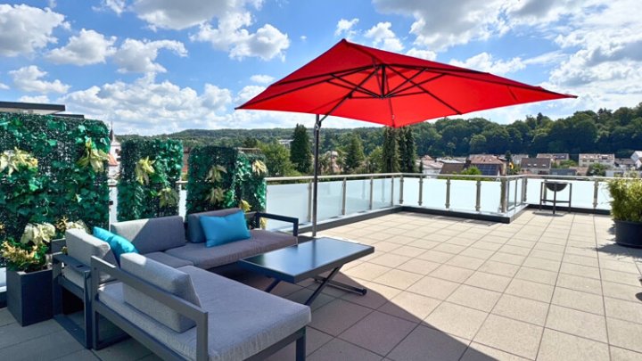 Neuwertiges luxuriöses + energieeffizientes Penthouse mit EBK + 2 TG-Stellplätzen