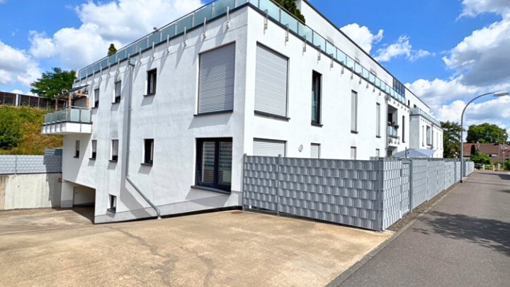 Neuwertiges luxuriöses + energieeffizientes Penthouse mit EBK + 2 TG-Stellplätzen