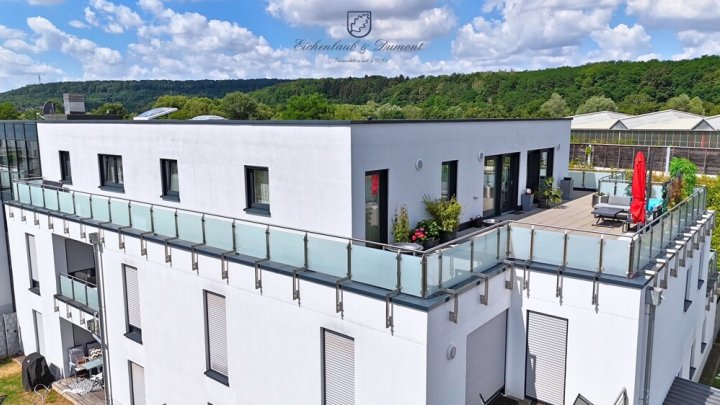 Neuwertiges luxuriöses + energieeffizientes Penthouse mit EBK + 2 TG-Stellplätzen