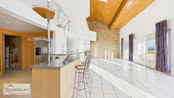 GRENZNÄHE: 3 SCHLAFZIMMER / 2 BÄDER / GARAGE / TERRASSE / BALKON MIT EINZIGARTIGER FERNSICHT!
