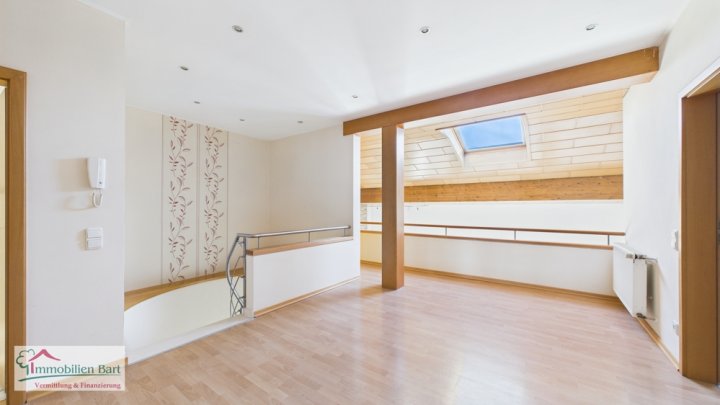 GRENZNÄHE: 3 SCHLAFZIMMER / 2 BÄDER / GARAGE / TERRASSE / BALKON MIT EINZIGARTIGER FERNSICHT!