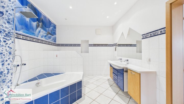 GRENZNÄHE: 3 SCHLAFZIMMER / 2 BÄDER / GARAGE / TERRASSE / BALKON MIT EINZIGARTIGER FERNSICHT!