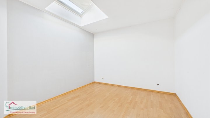 GRENZNÄHE: 3 SCHLAFZIMMER / 2 BÄDER / GARAGE / TERRASSE / BALKON MIT EINZIGARTIGER FERNSICHT!