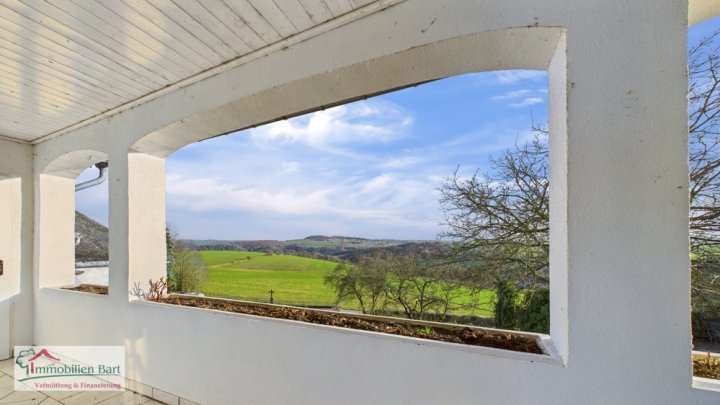 GRENZNÄHE: 3 SCHLAFZIMMER / 2 BÄDER / GARAGE / TERRASSE / BALKON MIT EINZIGARTIGER FERNSICHT!