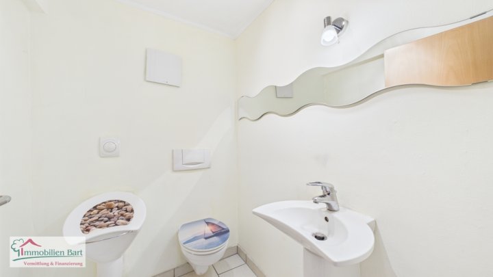 SOFORT VERFÜGBAR: GEPFLEGTES WOHNHAUS MIT 228 M² WFL. MIT FERNSICHT!