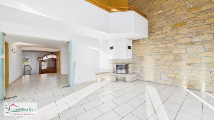 SOFORT VERFÜGBAR: GEPFLEGTES WOHNHAUS MIT 228 M² WFL. MIT FERNSICHT!