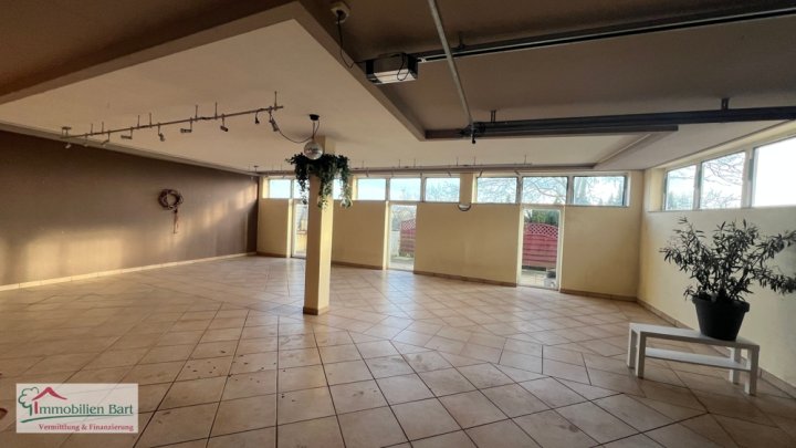 SOFORT VERFÜGBAR: GEPFLEGTES WOHNHAUS MIT 228 M² WFL. MIT FERNSICHT!