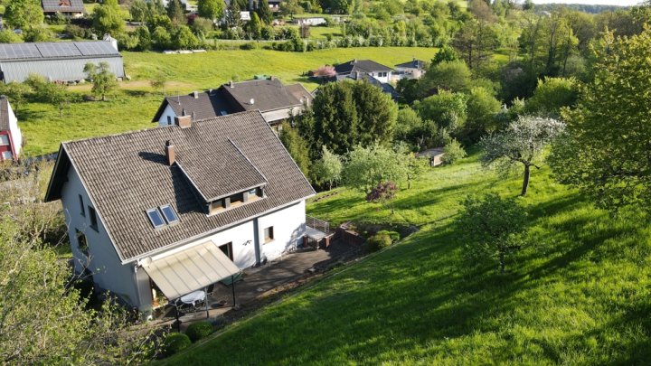MERZIG: HAUS MIT EIN BIS ZWEI WOHNUNGEN / IDYLLISCH AM BACHLAUF / MIT CA. 33 AR GRUNDSTÜCK