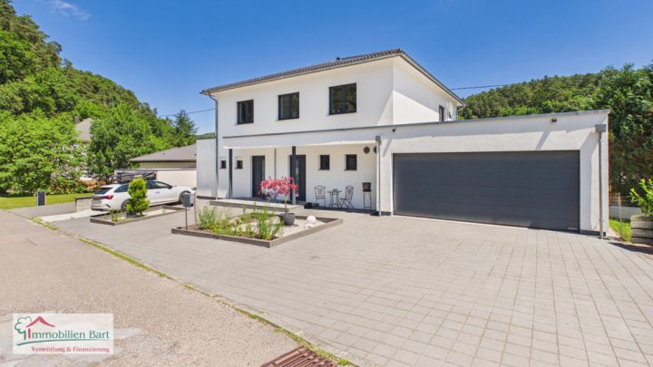 GRENZE LUXEMBURG: 

MODERNES UND GROßZÜGIGES ZUHAUSE MIT EINLIEGERWOHNUNG UND DOPPELGARAGE!