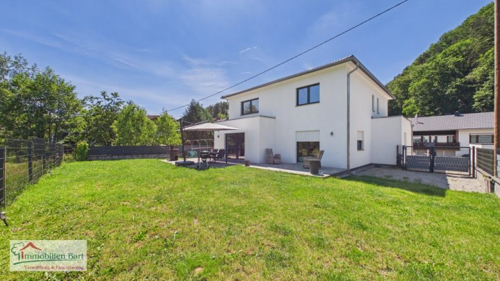 GRENZE LUXEMBURG: 

MODERNES UND GROßZÜGIGES ZUHAUSE MIT EINLIEGERWOHNUNG UND DOPPELGARAGE!