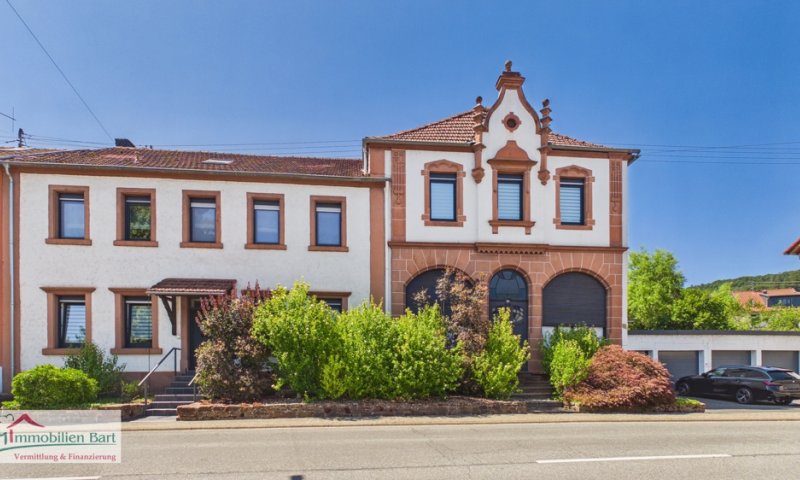 GRENZNÄHE: WOHNHAUS MIT 3 GROßEN WOHNUNGEN / ATELIER / 5 GARAGEN / GARTEN NACH WESTEN AUSGERICHTET
