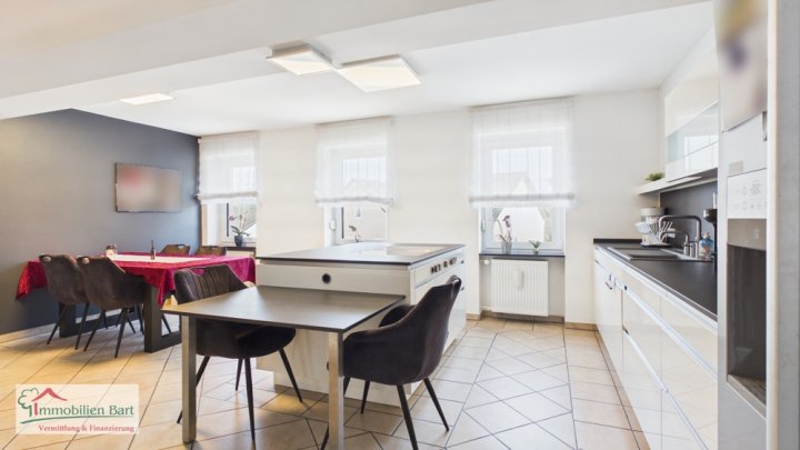 GRENZNÄHE: WOHNHAUS MIT 3 GROßEN WOHNUNGEN / ATELIER / 5 GARAGEN / GARTEN NACH WESTEN AUSGERICHTET