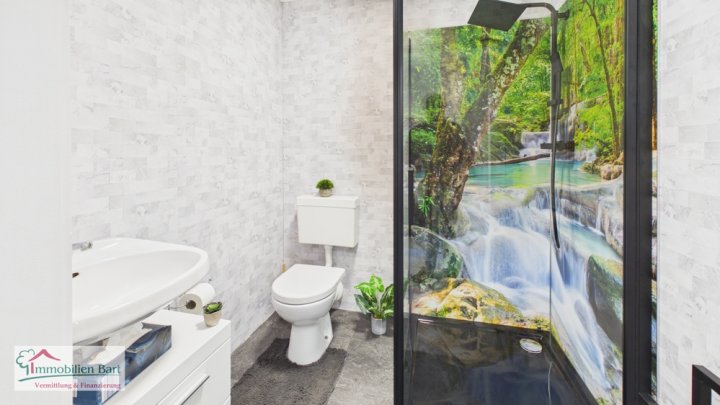 GRENZNÄHE: WOHNHAUS MIT 3 GROßEN WOHNUNGEN / ATELIER / 5 GARAGEN / GARTEN NACH WESTEN AUSGERICHTET
