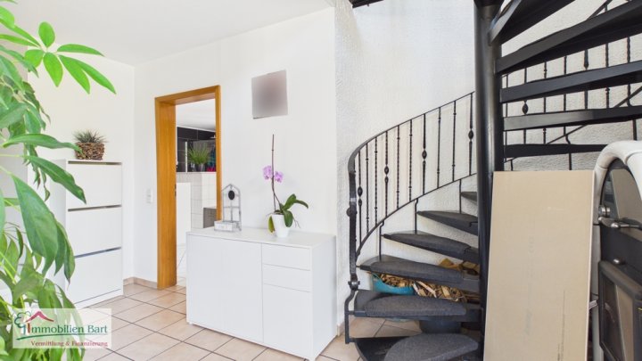 GRENZNÄHE: WOHNHAUS MIT 3 GROßEN WOHNUNGEN / ATELIER / 5 GARAGEN / GARTEN NACH WESTEN AUSGERICHTET