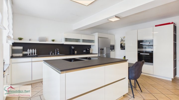 GRENZNÄHE: WOHNHAUS MIT 3 GROßEN WOHNUNGEN / ATELIER / 5 GARAGEN / GARTEN NACH WESTEN AUSGERICHTET