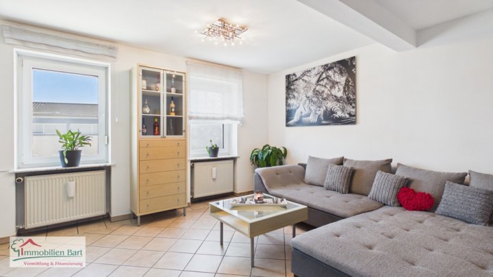 GRENZNÄHE: WOHNHAUS MIT 3 GROßEN WOHNUNGEN / ATELIER / 5 GARAGEN / GARTEN NACH WESTEN AUSGERICHTET