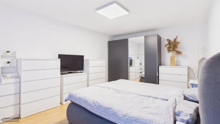 GRENZNÄHE: WOHNHAUS MIT 3 GROßEN WOHNUNGEN / ATELIER / 5 GARAGEN / GARTEN NACH WESTEN AUSGERICHTET