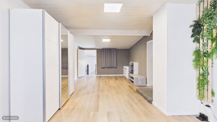 GRENZNÄHE: WOHNHAUS MIT 3 GROßEN WOHNUNGEN / ATELIER / 5 GARAGEN / GARTEN NACH WESTEN AUSGERICHTET