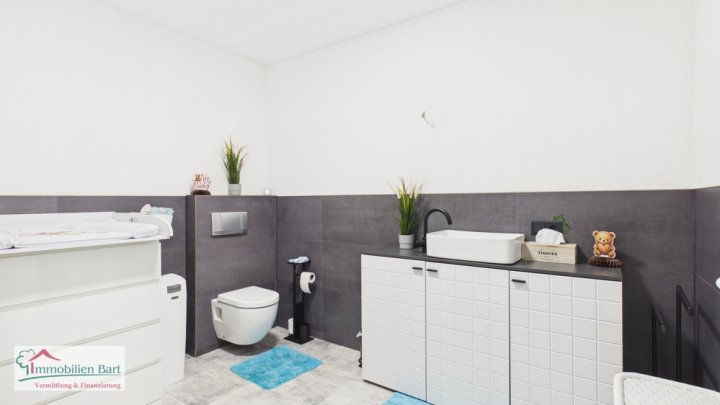 GRENZNÄHE: WOHNHAUS MIT 3 GROßEN WOHNUNGEN / ATELIER / 5 GARAGEN / GARTEN NACH WESTEN AUSGERICHTET