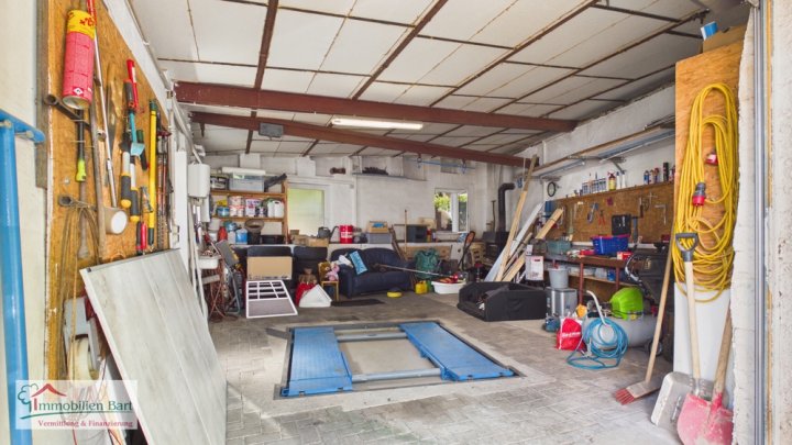 GRENZNÄHE: WOHNHAUS MIT 3 GROßEN WOHNUNGEN / ATELIER / 5 GARAGEN / GARTEN NACH WESTEN AUSGERICHTET