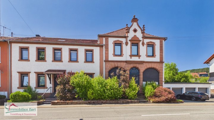 GRENZNÄHE: WOHNHAUS MIT 3 GROßEN WOHNUNGEN / ATELIER / 5 GARAGEN / GARTEN NACH WESTEN AUSGERICHTET