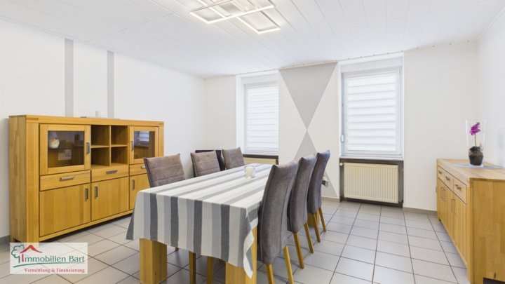 GRENZNÄHE: WOHNHAUS MIT 3 GROßEN WOHNUNGEN / ATELIER / 5 GARAGEN / GARTEN NACH WESTEN AUSGERICHTET