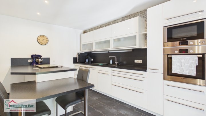 GRENZNÄHE: WOHNHAUS MIT 3 GROßEN WOHNUNGEN / ATELIER / 5 GARAGEN / GARTEN NACH WESTEN AUSGERICHTET