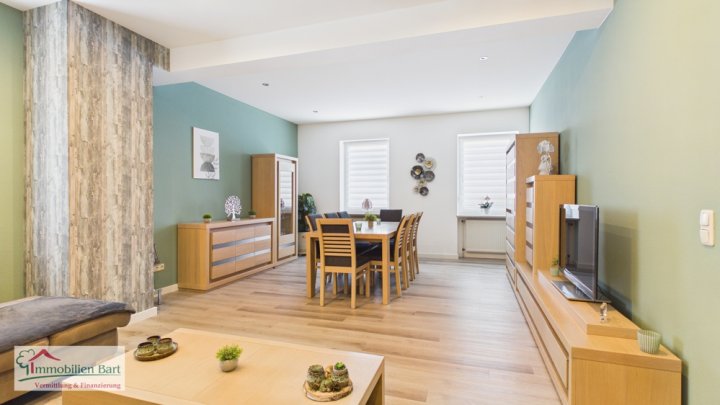 GRENZNÄHE: WOHNHAUS MIT 3 GROßEN WOHNUNGEN / ATELIER / 5 GARAGEN / GARTEN NACH WESTEN AUSGERICHTET