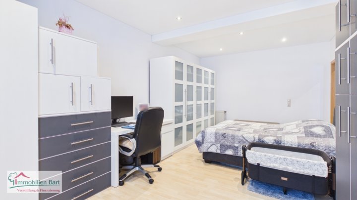 GRENZNÄHE: WOHNHAUS MIT 3 GROßEN WOHNUNGEN / ATELIER / 5 GARAGEN / GARTEN NACH WESTEN AUSGERICHTET