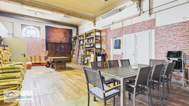 GRENZNÄHE: WOHNHAUS MIT 3 GROßEN WOHNUNGEN / ATELIER / 5 GARAGEN / GARTEN NACH WESTEN AUSGERICHTET