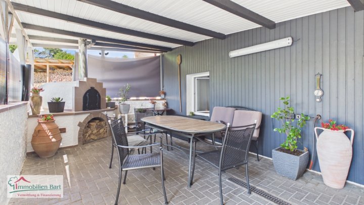 GRENZNÄHE: WOHNHAUS MIT 3 GROßEN WOHNUNGEN / ATELIER / 5 GARAGEN / GARTEN NACH WESTEN AUSGERICHTET