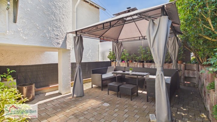 GRENZNÄHE: WOHNHAUS MIT 3 GROßEN WOHNUNGEN / ATELIER / 5 GARAGEN / GARTEN NACH WESTEN AUSGERICHTET