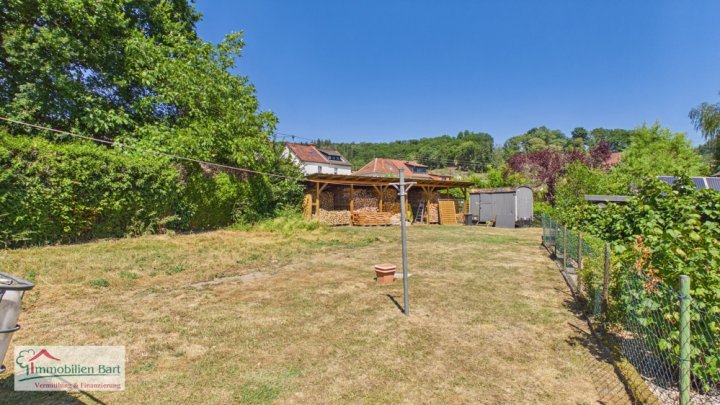 GRENZNÄHE: WOHNHAUS MIT 3 GROßEN WOHNUNGEN / ATELIER / 5 GARAGEN / GARTEN NACH WESTEN AUSGERICHTET